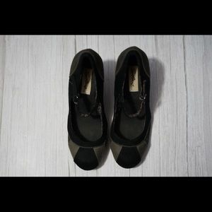 Black and grey color block heels. Brand is Solanz. Size 9